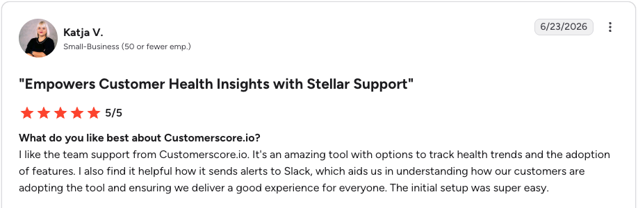 Pětihvězdičková recenze Customerscore.io na G2: "Empowers Customer Health Insights with Stellar Support", chválí sledování trendů health score, upozornění do Slacku a snadné nastavení