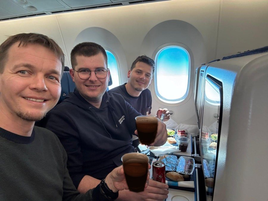 Três membros da equipe em um avião a caminho de Austin, Texas